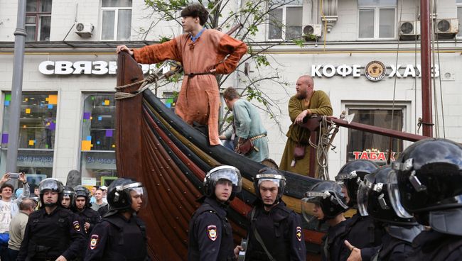 На Тверской улице в Москве во время несанкционированной акции. 12 июня 2017 На Тверской улице в Москве во время несанкционированной акции. 12 июня 2017