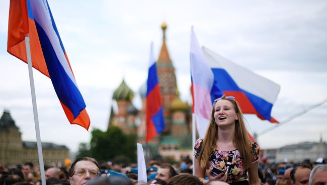 Зрители во время праздничного концерта, посвященного Дню России, на Красной площади. 12 июня 2017 Зрители во время праздничного концерта, посвященного Дню России, на Красной площади. 12 июня 2017