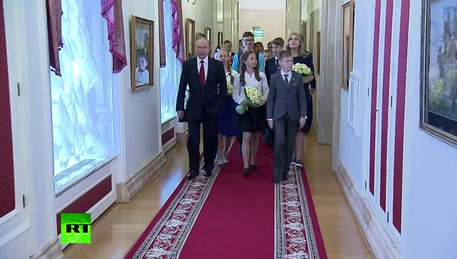 Путин провел экскурсию для юных россиян, достигших ярких результатов Путин провел экскурсию для юных россиян, достигших ярких результатов