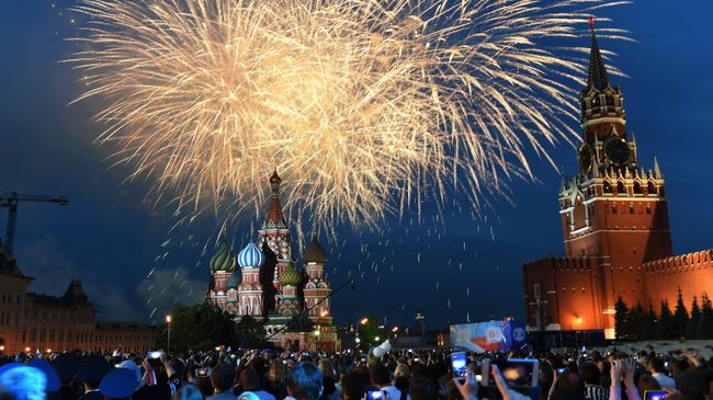 Праздничный салют в День России Праздничный салют в День России