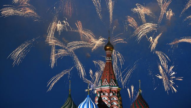Праздничный салют в День России Праздничный салют в День России