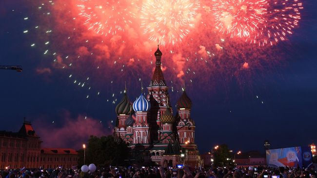 Праздничный салют на Красной площади в Москве. Архивное фото Праздничный салют на Красной площади в Москве. Архивное фото