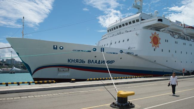 Круизный лайнер Князь Владимир в порту города Сочи Круизный лайнер Князь Владимир в порту города Сочи