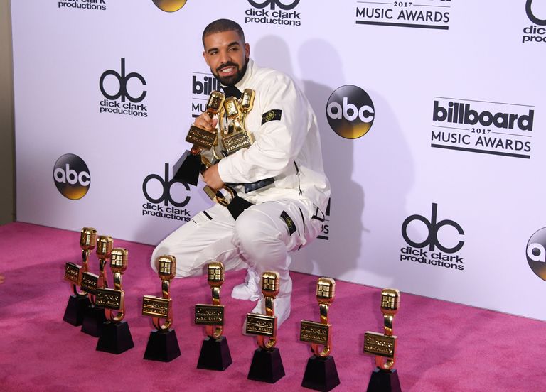 Канадский рэппер Дрейк позирует с наградами на церемонии вручения премии Billboard Music Awards в Лас-Вегасе Канадский рэппер Дрейк позирует с наградами на церемонии вручения премии Billboard Music Awards в Лас-Вегасе