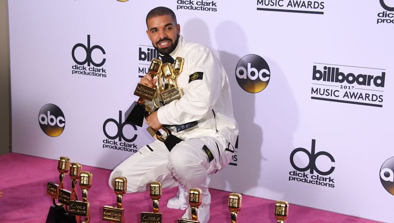Канадский рэппер Дрейк позирует с наградами на церемонии вручения премии Billboard Music Awards в Лас-Вегасе Канадский рэппер Дрейк позирует с наградами на церемонии вручения премии Billboard Music Awards в Лас-Вегасе