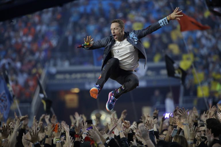 Певец Coldplay Крис Мартин во время выступления на NFL Super Bowl в Санта-Кларе Певец Coldplay Крис Мартин во время выступления на NFL Super Bowl в Санта-Кларе