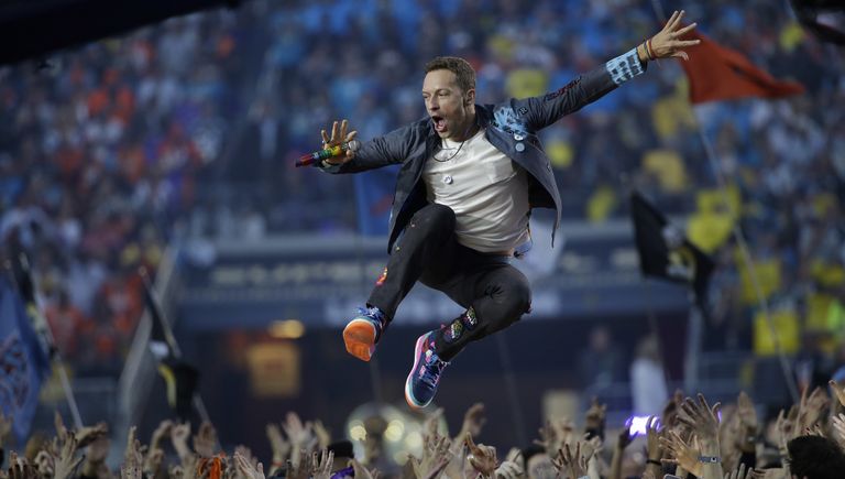 Певец Coldplay Крис Мартин во время выступления на NFL Super Bowl в Санта-Кларе Певец Coldplay Крис Мартин во время выступления на NFL Super Bowl в Санта-Кларе