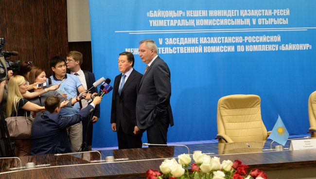 Первый заместитель премьера Казахстана Аскар Мамин и заместитель председателя правительства РФ Дмитрий Рогозин после заседания комиссии по комплексу Байконур в Астане. 13 июня 2017 Первый заместитель премьера Казахстана Аскар Мамин и заместитель председателя правительства РФ Дмитрий Рогозин после заседания комиссии по комплексу Байконур в Астане. 13 июня 2017