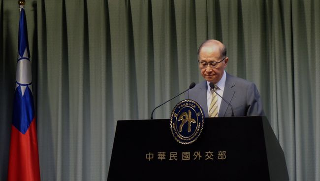 Министр иностранных дел Тайваня Дэвид Ли на пресс-конференции в Тайбэе. 13 июня 2017 Министр иностранных дел Тайваня Дэвид Ли на пресс-конференции в Тайбэе. 13 июня 2017
