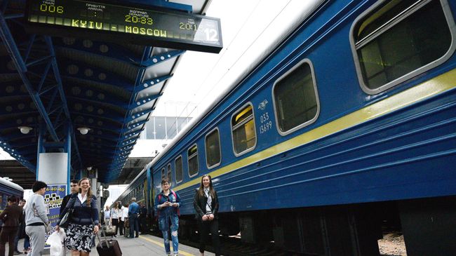 Пассажиры на перроне Центрального железнодорожного вокзала в Киеве. Архивное фото Пассажиры на перроне Центрального железнодорожного вокзала в Киеве. Архивное фото