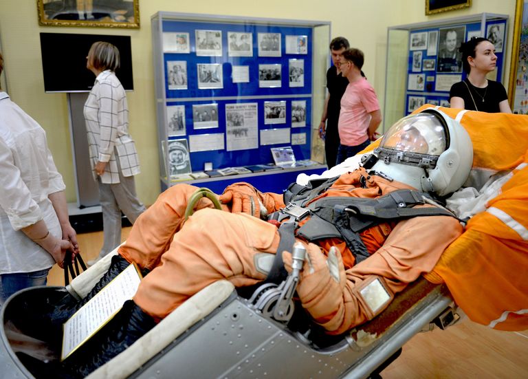 Катапультное кресло пилота космического корабля Восток с манекеном космонавта в музее истории космодрома Байконур Катапультное кресло пилота космического корабля Восток с манекеном космонавта в музее истории космодрома Байконур