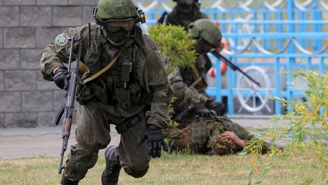 Военнослужащий вооруженных сил РФ во время учений. Архивное фото Военнослужащий вооруженных сил РФ во время учений. Архивное фото