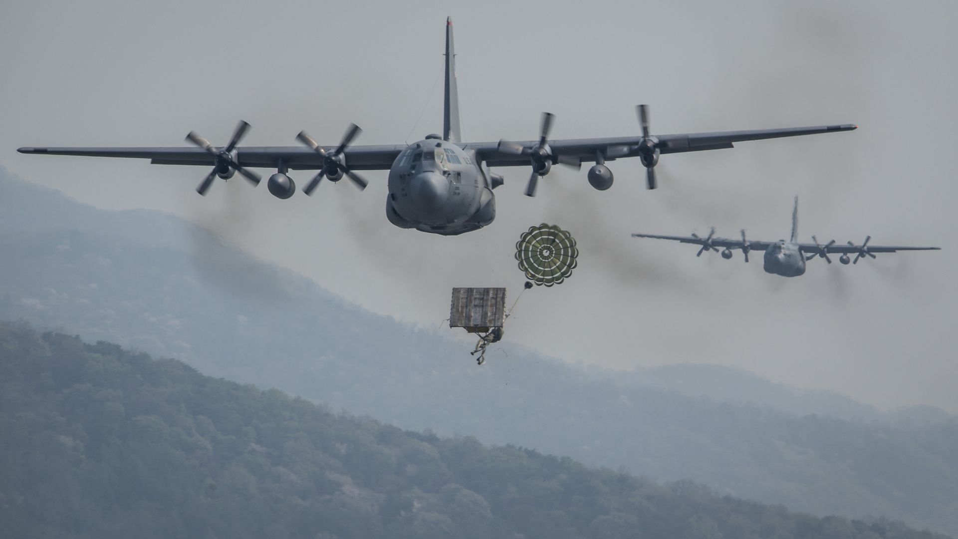Доставка груза самолетами C-130 Hercules для армии США на учениях в Южной Корее Доставка груза самолетами C-130 Hercules для армии США на учениях в Южной Корее - РИА Новости, 1920, 24.12.2025