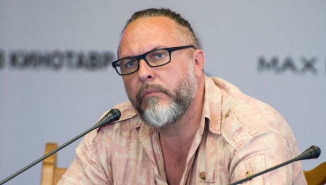 Режиссер Юрий Грымов на пресс-конференции фильма Три сестры на 28-м Открытом Российском кинофестивале Кинотавр в Сочи.