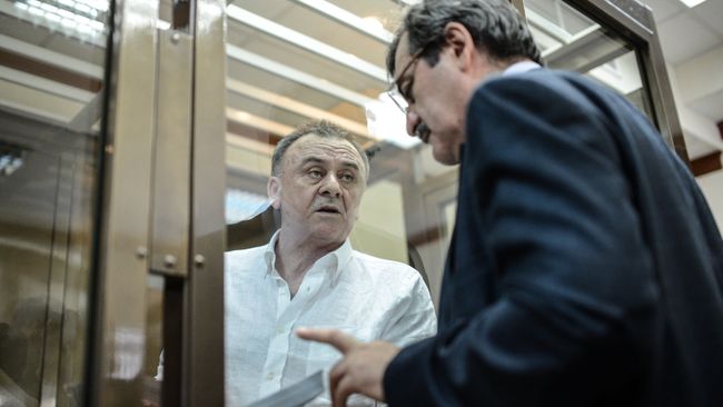Один из обвиняемых в убийстве обозревателя Новой газеты Анны Политковской Лом-Али Гайтукаев (слева) Один из обвиняемых в убийстве обозревателя Новой газеты Анны Политковской Лом-Али Гайтукаев (слева)