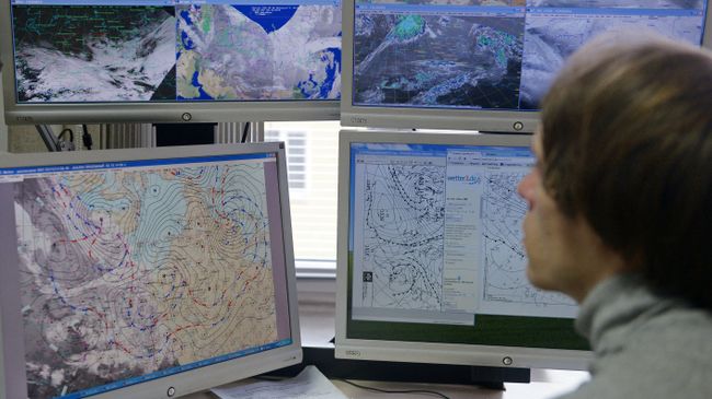 Сотрудник ФГБУ Гидрометцентр России за рабочим местом. Архивное фото