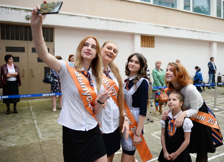 Школьники и мобильный интернет - неразлучны даже во время последнего звонка Школьники и мобильный интернет - неразлучны даже во время последнего звонка