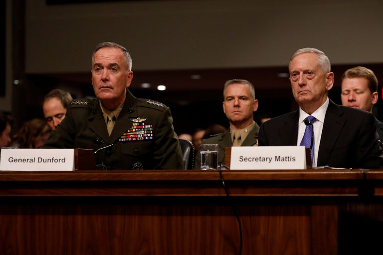 Генерал Джозеф Данфорд и министр обороны США Джеймс Мэттис на слушаниях в комитете по вооруженным силам палаты представителей конгресса США