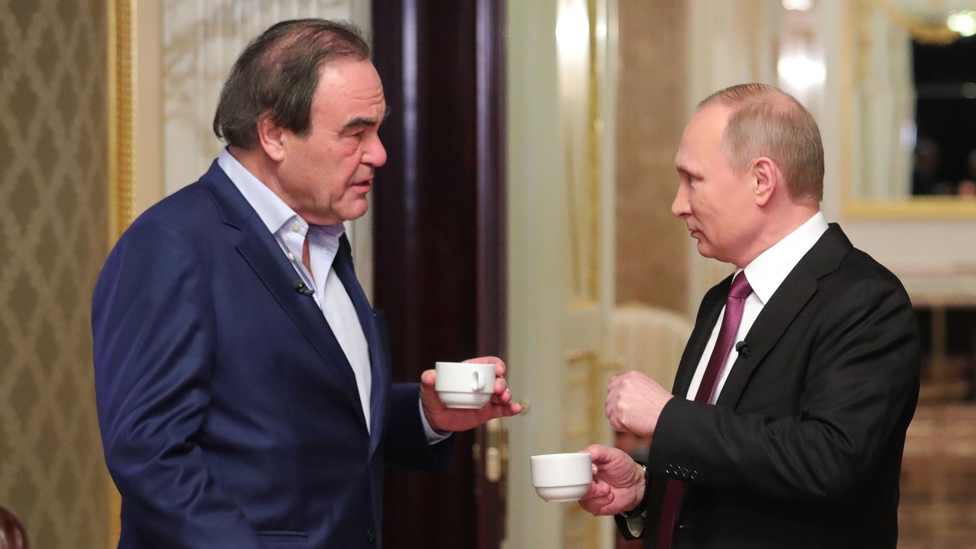 Президент РФ Владимир Путин и американский кинорежиссер Оливер Стоун во время интервью. Архивное фото Президент РФ Владимир Путин и американский кинорежиссер Оливер Стоун во время интервью. Архивное фото - РИА Новости, 1920, 16.06.2017