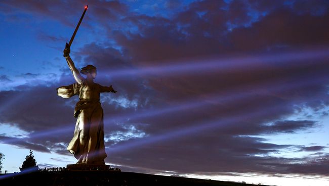 Монумент Родина-Мать на Мамаевом кургане в Волгограде. Архивное фото Монумент Родина-Мать на Мамаевом кургане в Волгограде. Архивное фото
