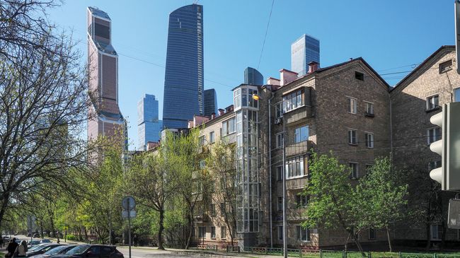 Пятиэтажные дома рядом с международным деловым центром Москва-Сити. Май 2017 Пятиэтажные дома рядом с международным деловым центром Москва-Сити. Май 2017