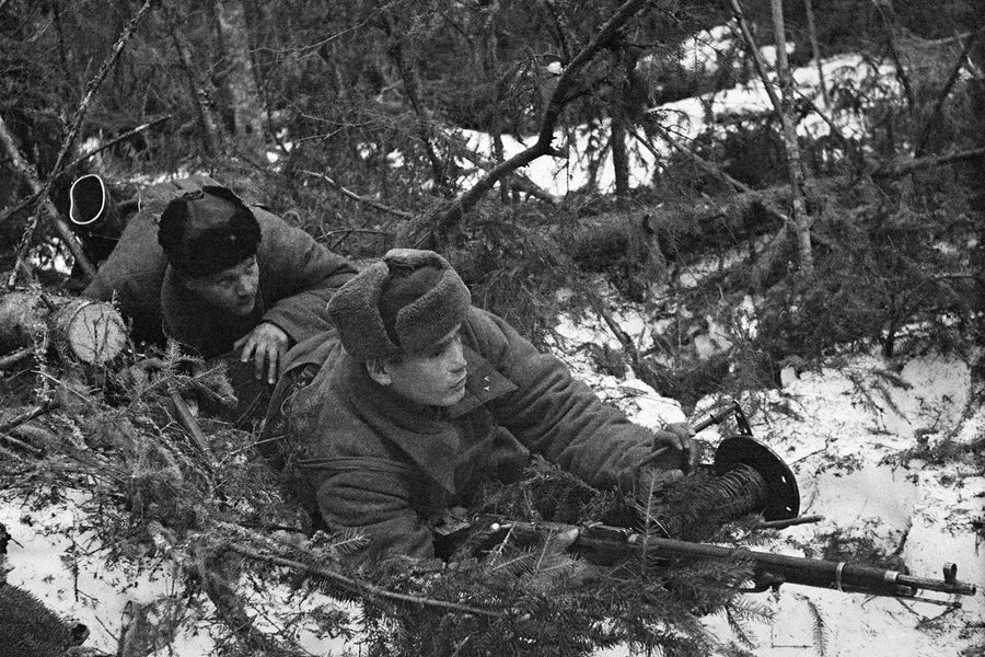Связисты прокладывают телефонный кабель. 1942 г.