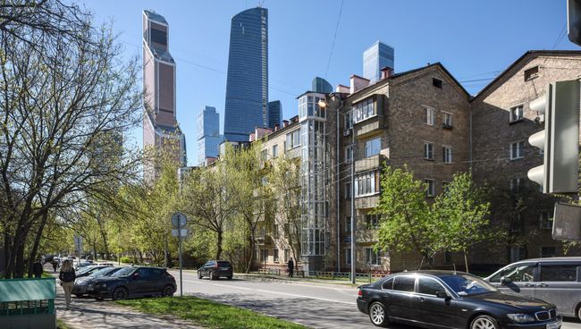Пятиэтажные дома рядом с международным деловым центром Москва-Сити. Архивное фото Пятиэтажные дома рядом с международным деловым центром Москва-Сити. Архивное фото
