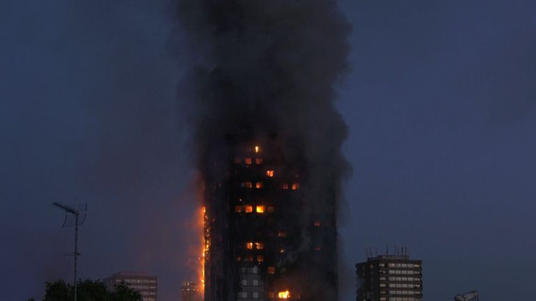 Мощный пожар в 24-этажном жилом доме в Лондоне Мощный пожар в 24-этажном жилом доме в Лондоне