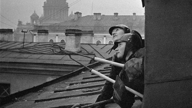 Дежурство противопожарной команды на крышах домов в Ленинграде. 1941 г. Дежурство противопожарной команды на крышах домов в Ленинграде. 1941 г.