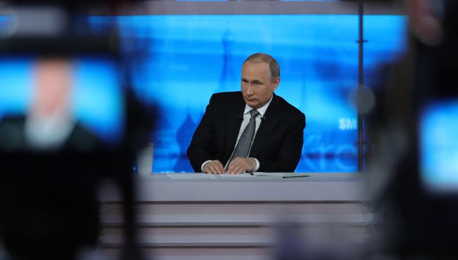 Президент России Владимир Путин отвечает на вопросы россиян во время ежегодной специальной программы Прямая линия с Владимиром Путиным. Архивное фото Президент России Владимир Путин отвечает на вопросы россиян во время ежегодной специальной программы Прямая линия с Владимиром Путиным. Архивное фото