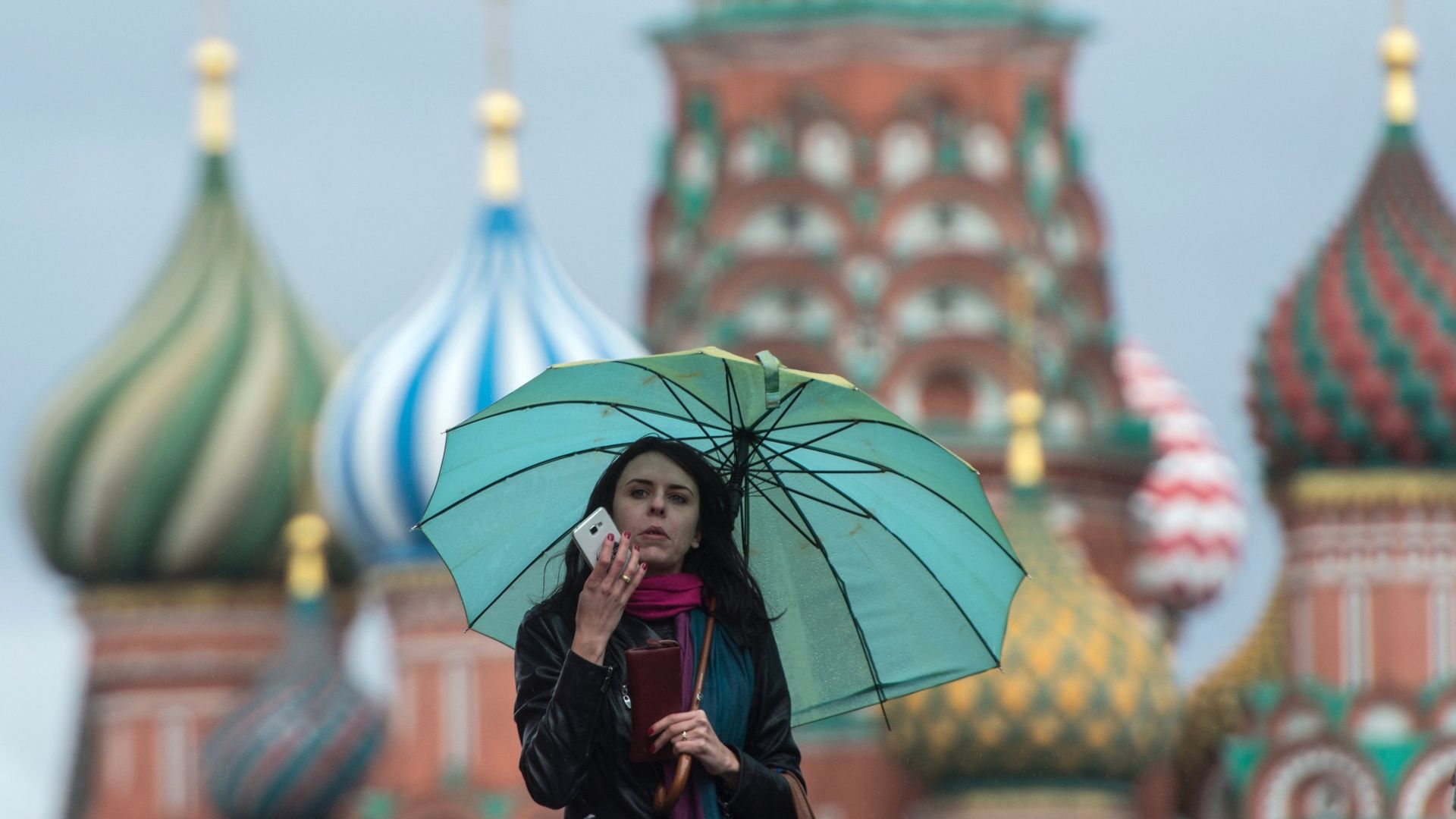 Девушка на Красной площади в Москве Девушка на Красной площади в Москве - РИА Новости, 1920, 26.09.2025