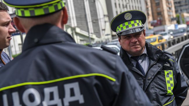 Сотрудники дорожной службы ЦОДД во время патрулирования в Москве Сотрудники дорожной службы ЦОДД во время патрулирования в Москве