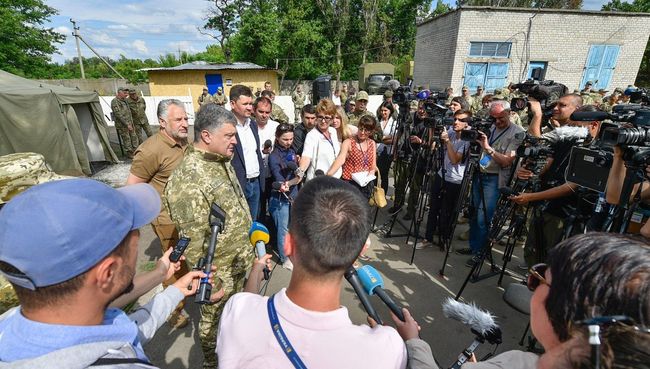 Петр Порошенко во время рабочей поездки в Донецкую область. 14 июня 2017 Петр Порошенко во время рабочей поездки в Донецкую область. 14 июня 2017