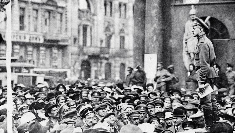 Участники митинга у Аничкова дворца. 1917 год Участники митинга у Аничкова дворца. 1917 год