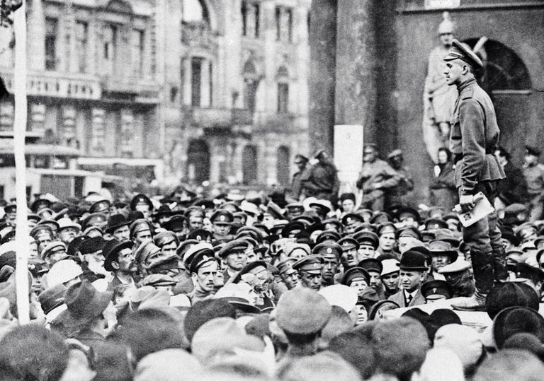 Участники митинга у Аничкова дворца. 1917 год Участники митинга у Аничкова дворца. 1917 год
