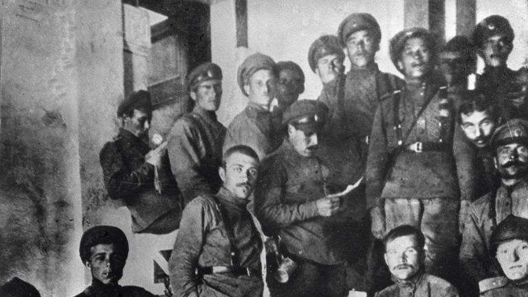 Юнкера после разгрома помещений ЦК и ПК РСДРП(б) в бывшем особняке балерины Матильды Кшесинской. 6 июля 1917 года Юнкера после разгрома помещений ЦК и ПК РСДРП(б) в бывшем особняке балерины Матильды Кшесинской. 6 июля 1917 года