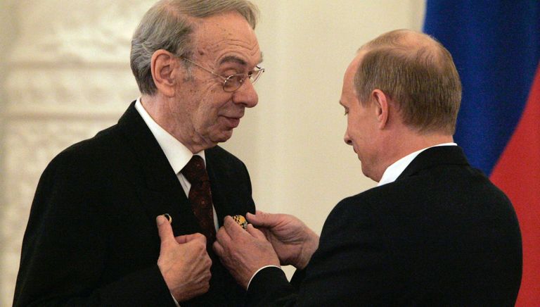 Артист кино, кинорежиссер Алексей Баталов и президент России Владимир Путин на церемонии вручения Государственных премий в Кремле Артист кино, кинорежиссер Алексей Баталов и президент России Владимир Путин на церемонии вручения Государственных премий в Кремле
