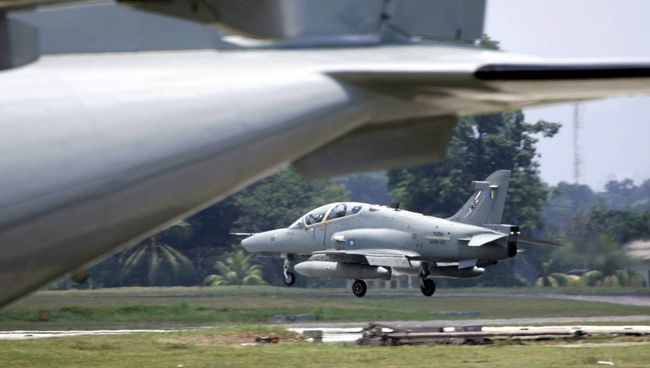 Малайзийский самолет Hawk jet на авиационной базе в Куантане. Архивное фото Малайзийский самолет Hawk jet на авиационной базе в Куантане. Архивное фото