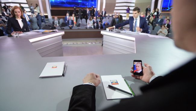 Перед началом ежегодной специальной программы Прямая линия с Владимиром Путиным. 15 июня 2017 Перед началом ежегодной специальной программы Прямая линия с Владимиром Путиным. 15 июня 2017