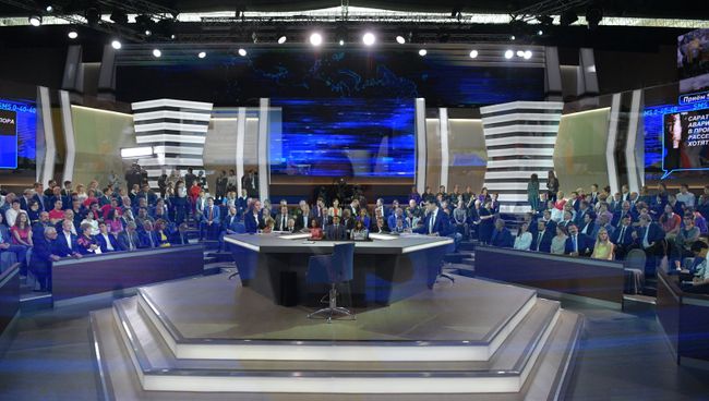 Перед началом ежегодной специальной программы Прямая линия с Владимиром Путиным. 15 июня 2017 Перед началом ежегодной специальной программы Прямая линия с Владимиром Путиным. 15 июня 2017