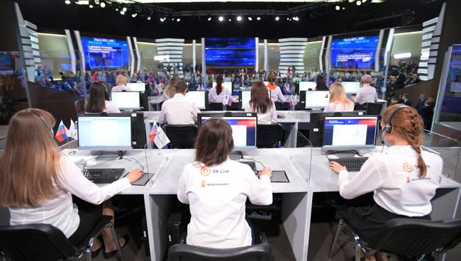 Операторы в студии московского Гостиного двора перед началом ежегодной специальной программы Прямая линия с Владимиром Путиным. 15 июня 2017 Операторы в студии московского Гостиного двора перед началом ежегодной специальной программы Прямая линия с Владимиром Путиным. 15 июня 2017