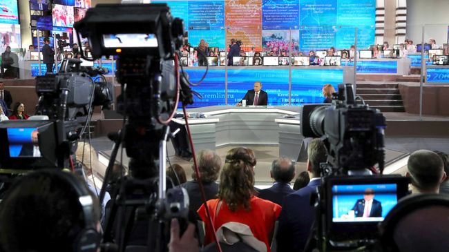 Президент РФ Владимир Путин во время ежегодной Прямой линии. 15 июня 2017 Президент РФ Владимир Путин во время ежегодной Прямой линии. 15 июня 2017