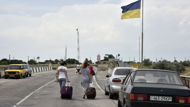 Автомобили на пункте пропуска Джанкой на границе России и Украины. Архивное фото Автомобили на пункте пропуска Джанкой на границе России и Украины. Архивное фото