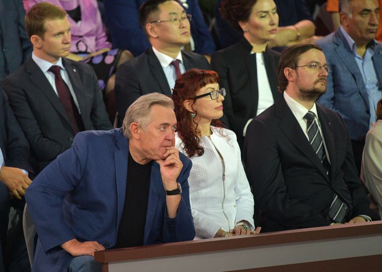 Актер Юрий Стоянов в основной студии московского Гостиного двора во время ежегодной специальной программы Прямая линия с Владимиром Путиным. 15 июня 2017 Актер Юрий Стоянов в основной студии московского Гостиного двора во время ежегодной специальной программы Прямая линия с Владимиром Путиным. 15 июня 2017