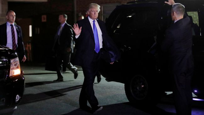 Президент США Дональд Трамп после посещения пострадавших жертв в Александрии, штат Вирджиния. 14 июня 2017 Президент США Дональд Трамп после посещения пострадавших жертв в Александрии, штат Вирджиния. 14 июня 2017