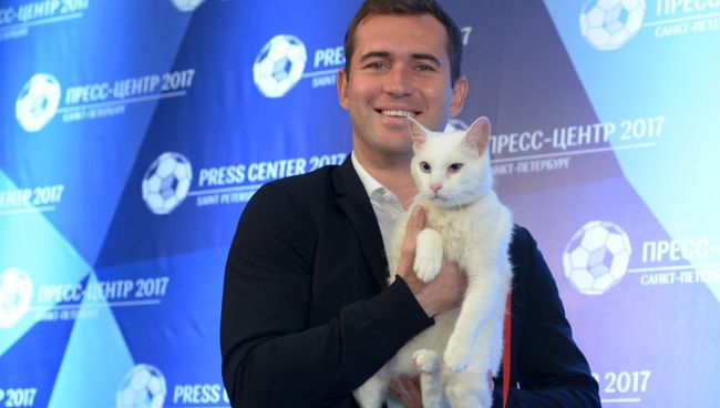 Нападающий ФК Зенит Александр Кержаков представляет работающего в Эрмитаже кота Ахилла в качестве оракула спортивных состязаний на Кубке конфедераций-2017 Нападающий ФК Зенит Александр Кержаков представляет работающего в Эрмитаже кота Ахилла в качестве оракула спортивных состязаний на Кубке конфедераций-2017