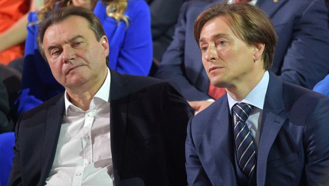 Алексей Учитель и Сергей Безруков в основной студии московского Гостиного двора во время ежегодной специальной программы Прямая линия с Владимиром Путиным. 15 июня 2017 Алексей Учитель и Сергей Безруков в основной студии московского Гостиного двора во время ежегодной специальной программы Прямая линия с Владимиром Путиным. 15 июня 2017