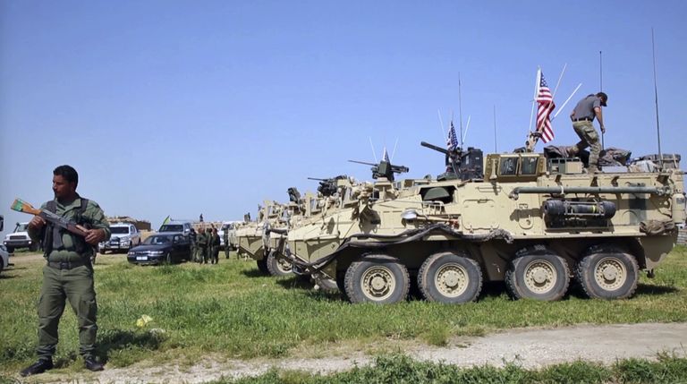 Военные США занимают позиции в деревне Дарбасия, Сирия Военные США занимают позиции в деревне Дарбасия, Сирия