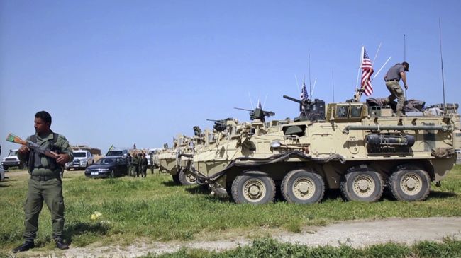 Военные США занимают позиции в деревне Дарбасия, Сирия Военные США занимают позиции в деревне Дарбасия, Сирия