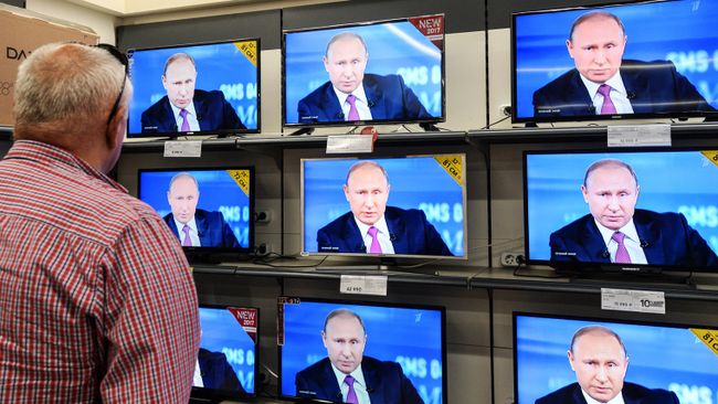 Трансляция прямой линии с Владимиром Путиным в Великом Новгороде. Архивное фото Трансляция прямой линии с Владимиром Путиным в Великом Новгороде. Архивное фото